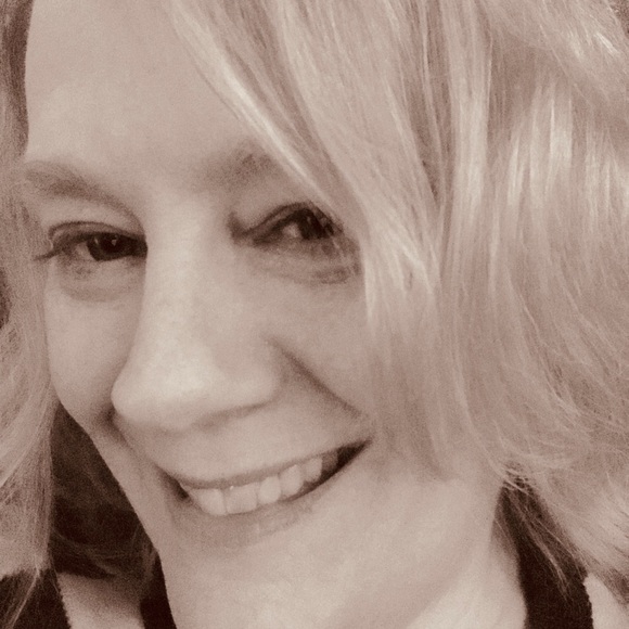 Meet your Posher, Gretchen - Picture 1 of 3